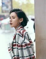 张予曦绿洲漫步初秋光影 宽大格纹演绎慵懒时尚