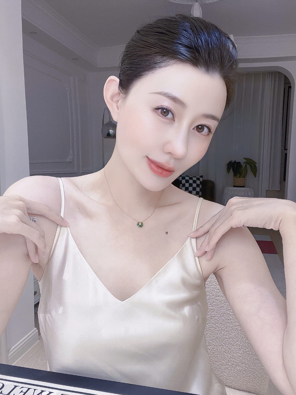 时光雕刻的优雅：揭秘中年女性越发动人的面相与智慧