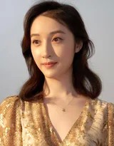 杨懿典雅半身写真诠释清雅与俏皮风尚