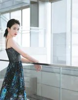 流光溢影间白鹿一袭吊裙诠释清冷与柔媚