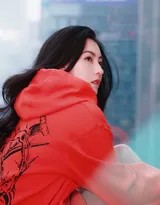 红衫翩跹映笑颜：张柏芝青春风姿定格瞬间