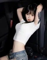 纹身美女化身性感车模车内时尚写真集