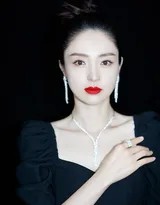 董璇墨色流光写真演绎暗夜瑰丽