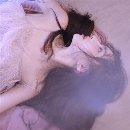 静默的姿态与告别的重量：伤痛影像中的生命凝视