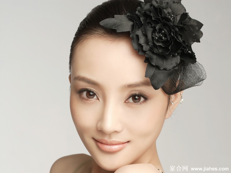 光影交织下的清新诗篇：李小璐唯美写真诠释岁月静好