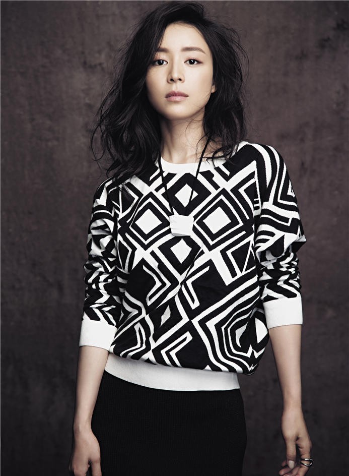 张静初黑白光影大片释出 静谧之中绽放优雅力量