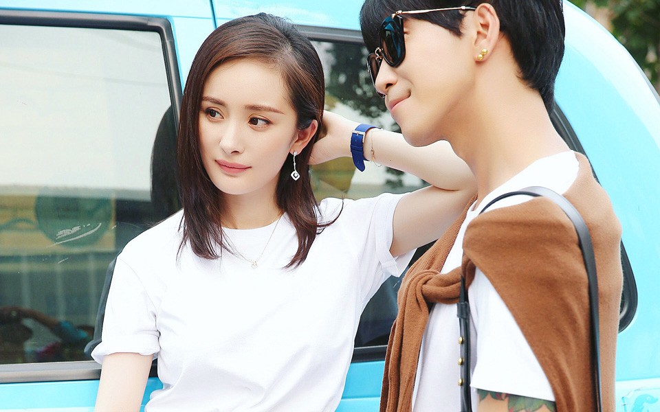 杨幂韩火火街头定格潮流瞬间随性穿搭绽放风尚魅力