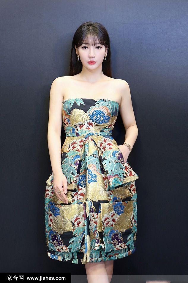 柳岩复古抹胸长裙演绎东方古典韵味