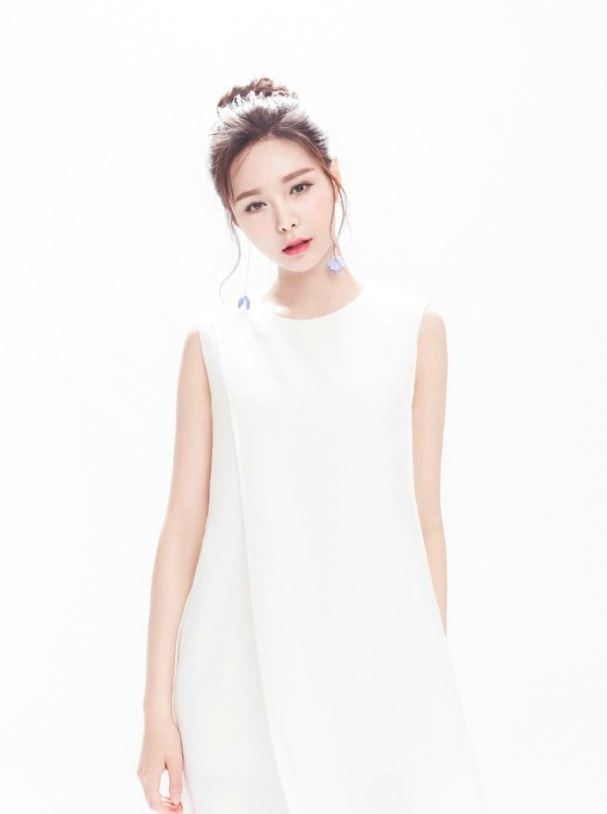 沈梦辰纯白梦境写真 丸子头少女灵动如仙