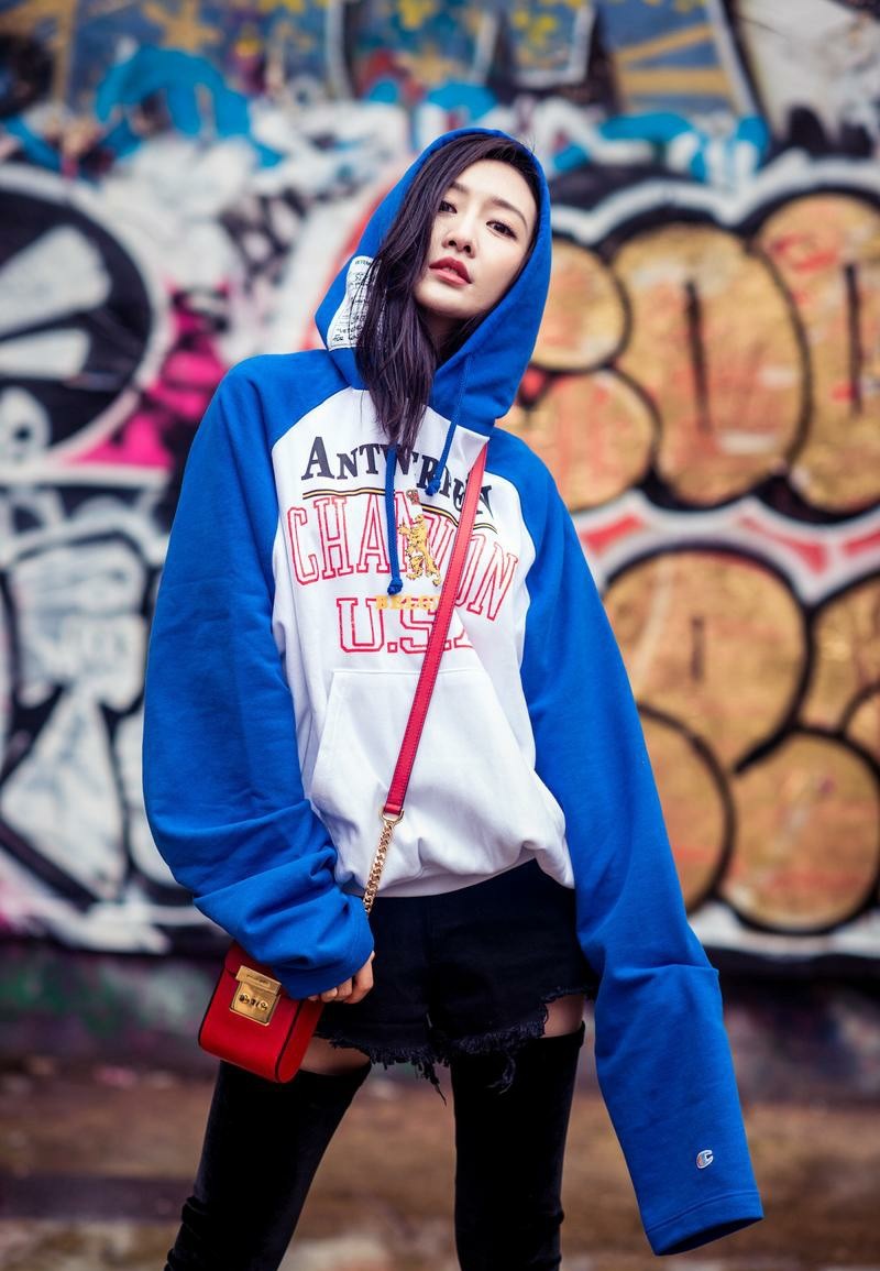 王鸥都市漫步演绎慵懒风尚 过膝长靴勾勒迷人曲线