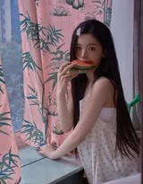 碎花轻扬夏梦长：杨超越老宅午后慵懒写真