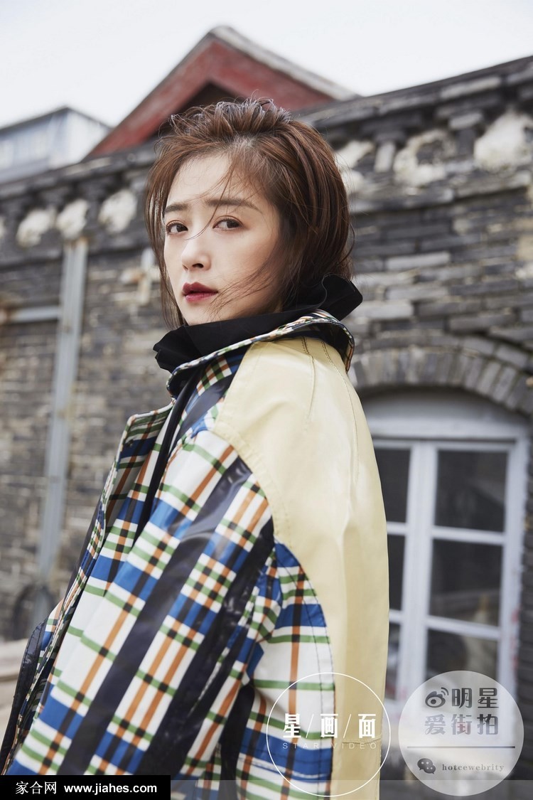 蒋欣早秋光影间演绎百变风姿