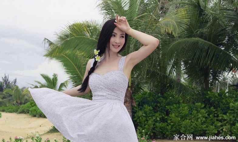 陶虹纯白长裙绽放优雅光华 嫣然浅笑尽显温柔风韵