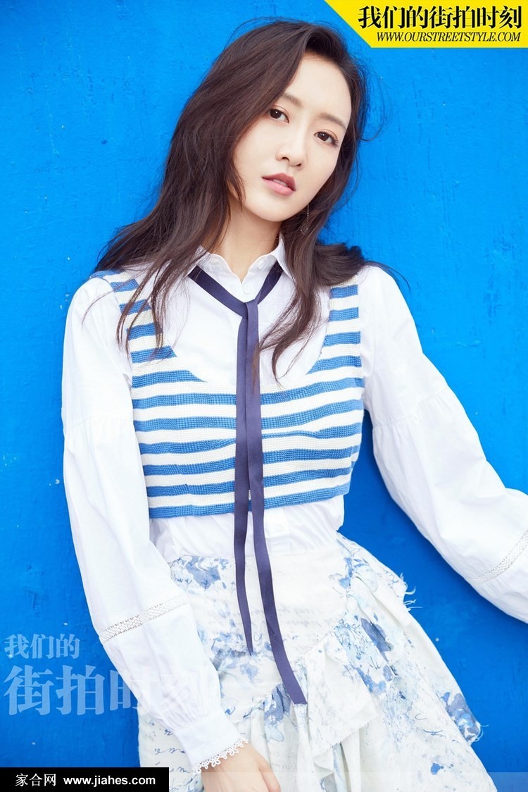 王鸥初秋时尚写真条纹针织配白裙演绎静谧优雅