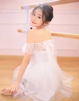 💃 练功房中的回眸：捕捉芭蕾舞者光影交织的日常诗篇 🌟