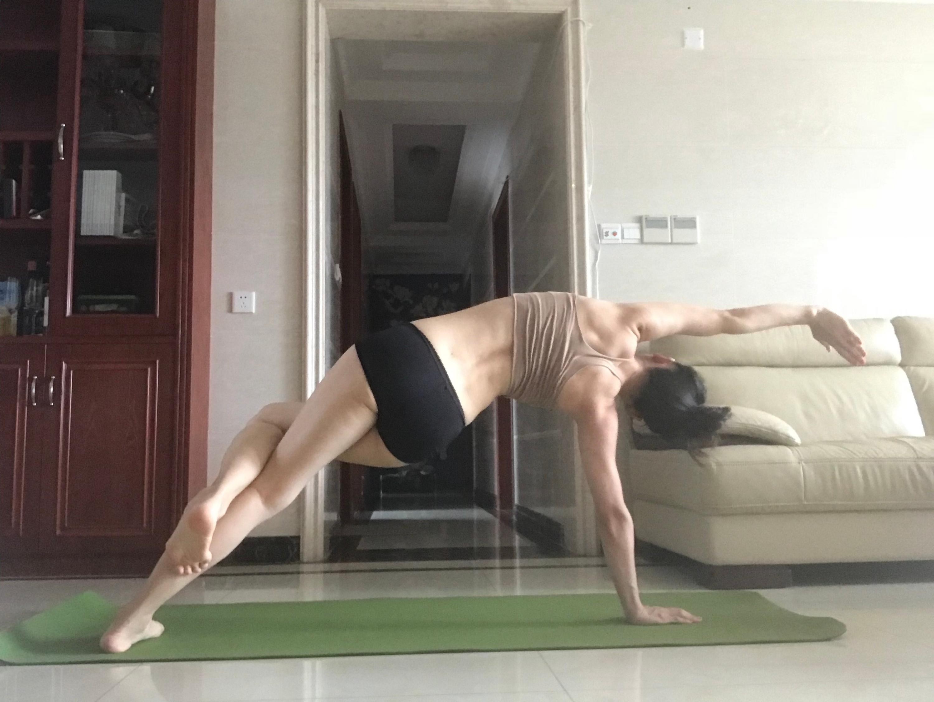 纪英运动风写真展露健美体态