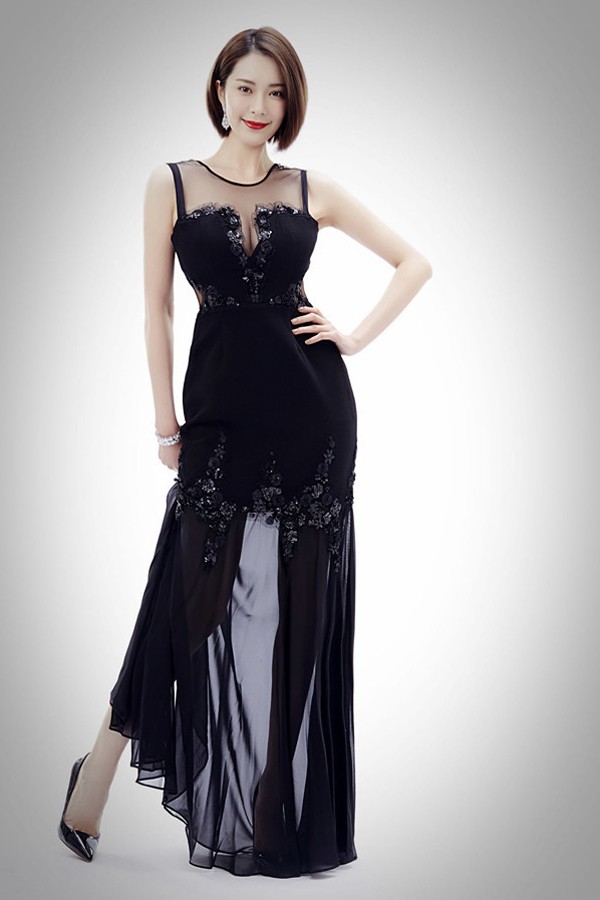 胡然迷幻光影写真释出 红唇魅惑演绎多面魅力