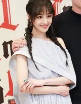 郑爽双麻花羊角辫演绎清纯仙气 一袭蓝纱裙灵动出席活动