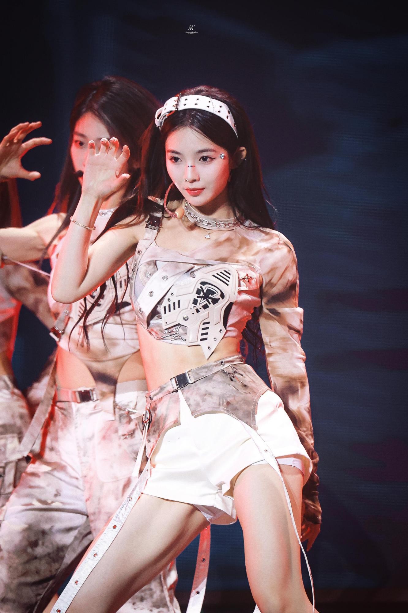 许杨玉琢粉色短裙舞燃爆全场 光影交错尽显舞台女王风范