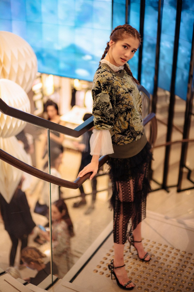 吴千语麻花辫深冬街拍俏皮灵动演绎时尚反差魅力