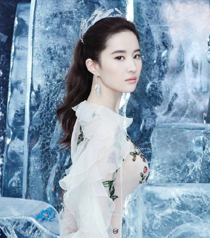 鎏金流光映仙姿 刘亦菲鎏金黄裙时尚大片演绎华贵蜕变