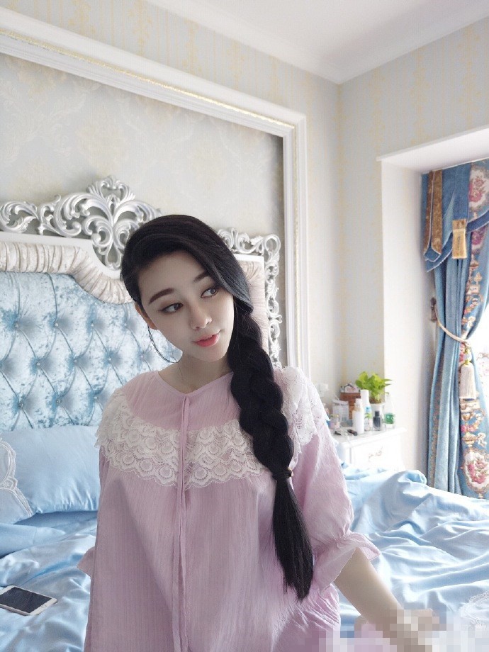 镜花水月间的争议何承熹豪宅秀背后的名利场与公众审视