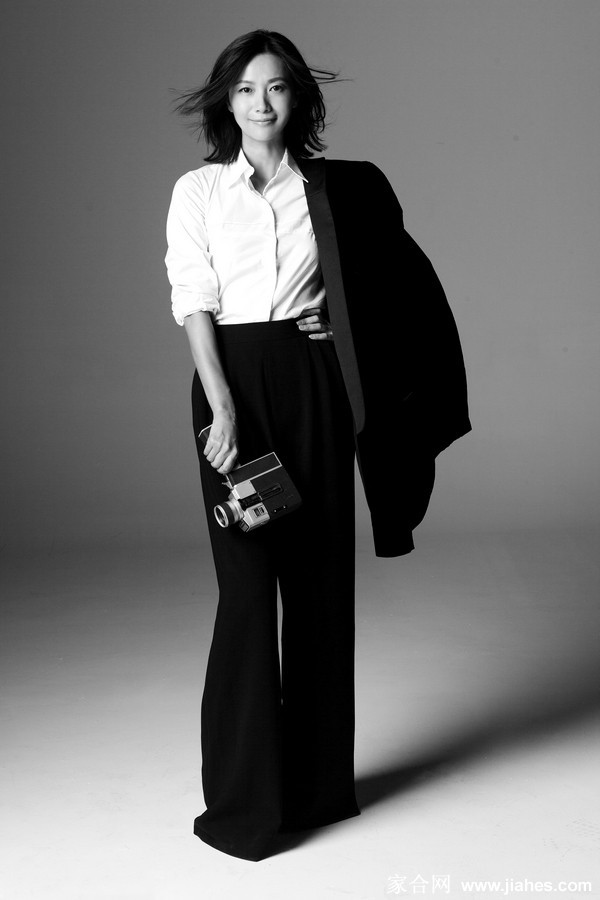 徐静蕾黑白光影诠释经典风范 白衬衫黑裤装演绎永恒时尚