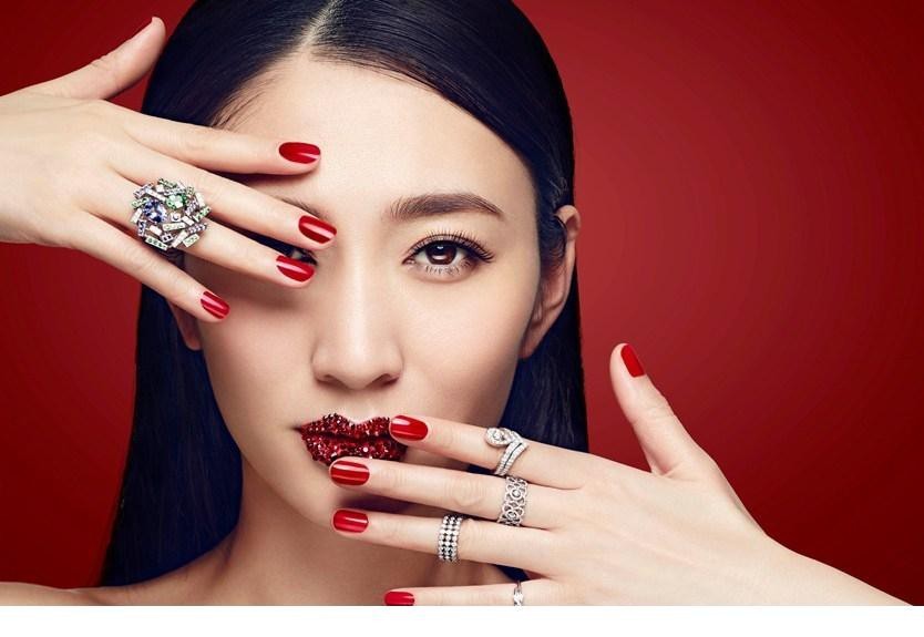 李小冉烈焰红唇光影交织 绽现倾城魅惑之姿