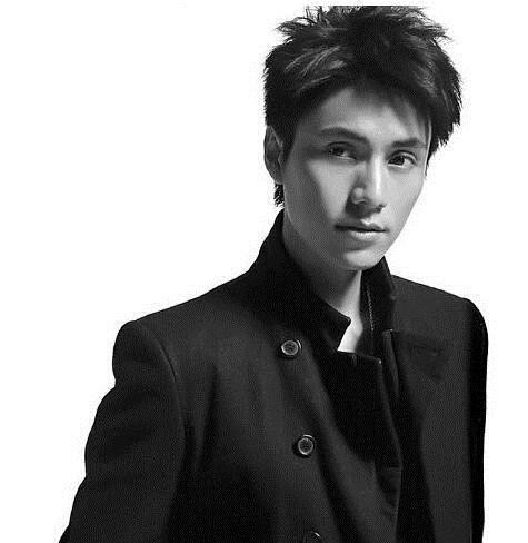 何炅“冷脸”杨洋真相曝光！谁在塑造一场全民误读？