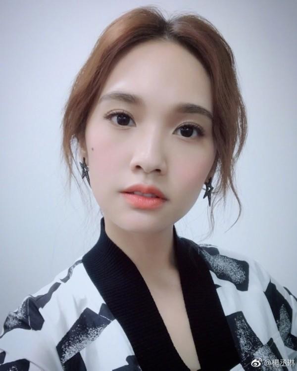 新巡演破茧、十年婚姻丁克、20余年争议不断，杨丞琳到底是谁？