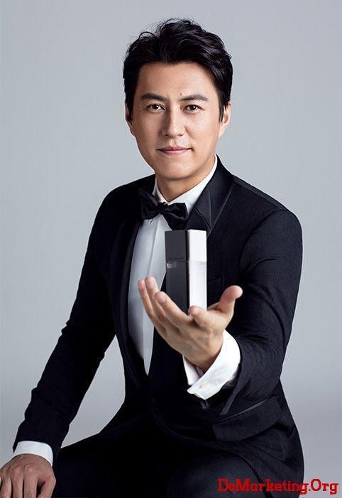 被调侃“油腻”的靳东，竟藏着50岁正厅级身份？短剧批判引众怒，却被真干部地位狠狠打脸