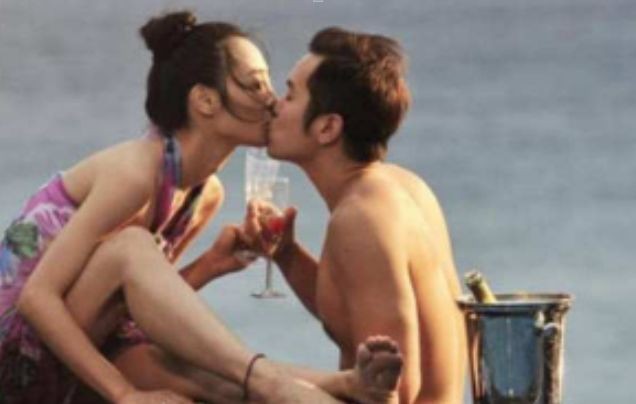 白百何“一指弹”：清纯影后被一根手指戳落神坛